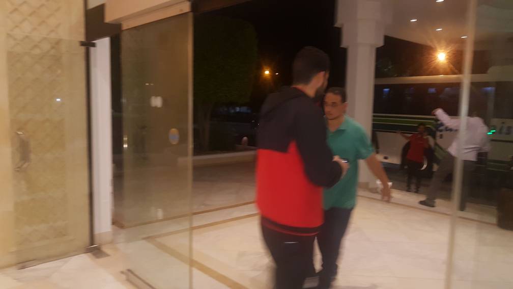 المنتخب يغادر فندق تونس للعودة القاهرة بعد الهزيمة بهدف (10)