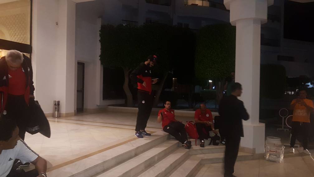 المنتخب يغادر فندق تونس للعودة القاهرة بعد الهزيمة بهدف (7)