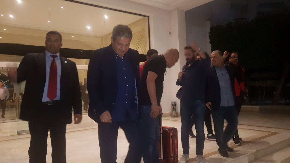 المنتخب يغادر فندق تونس للعودة القاهرة بعد الهزيمة بهدف (4)