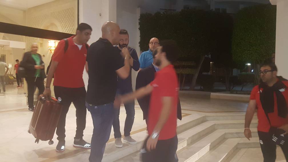 المنتخب يغادر فندق تونس للعودة القاهرة بعد الهزيمة بهدف (2)