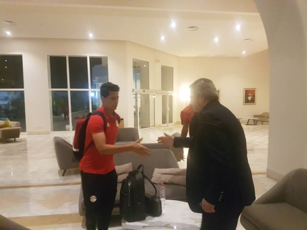 الوزير يواسى لاعبى المنتخب بعد مباراة تونس (12)