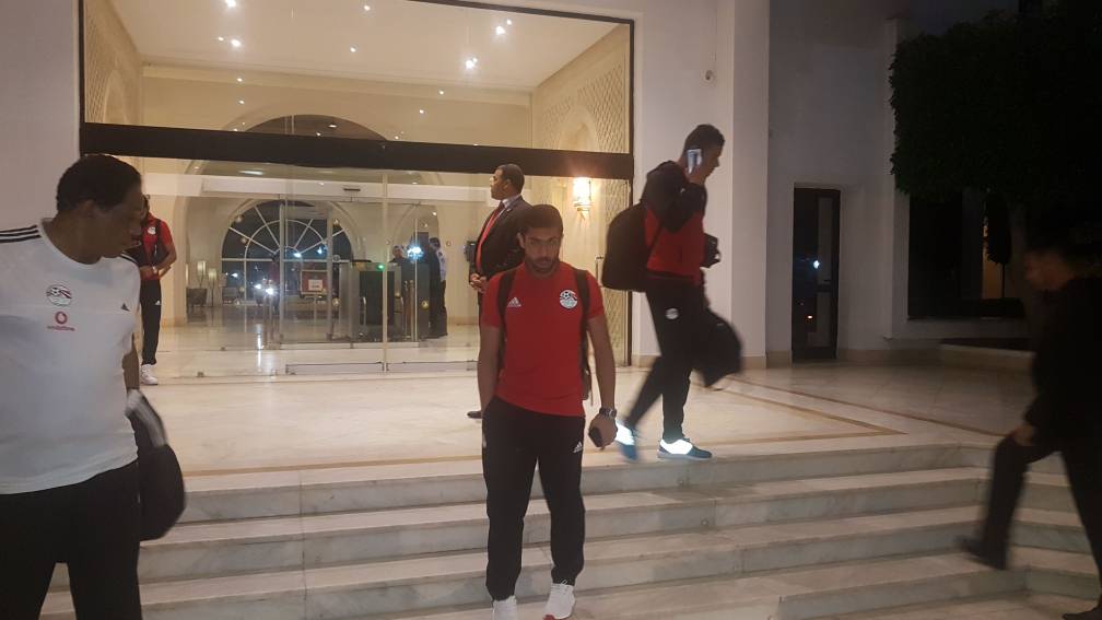 المنتخب يغادر فندق تونس للعودة القاهرة بعد الهزيمة بهدف (3)