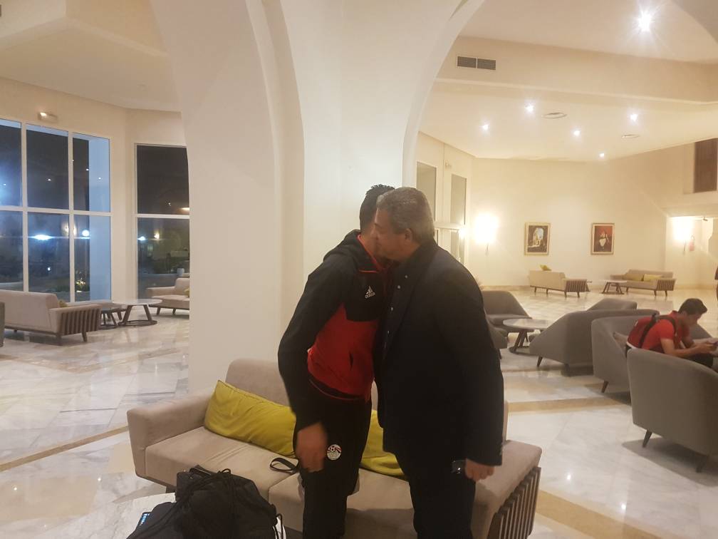 الوزير يواسى لاعبى المنتخب بعد مباراة تونس (6)