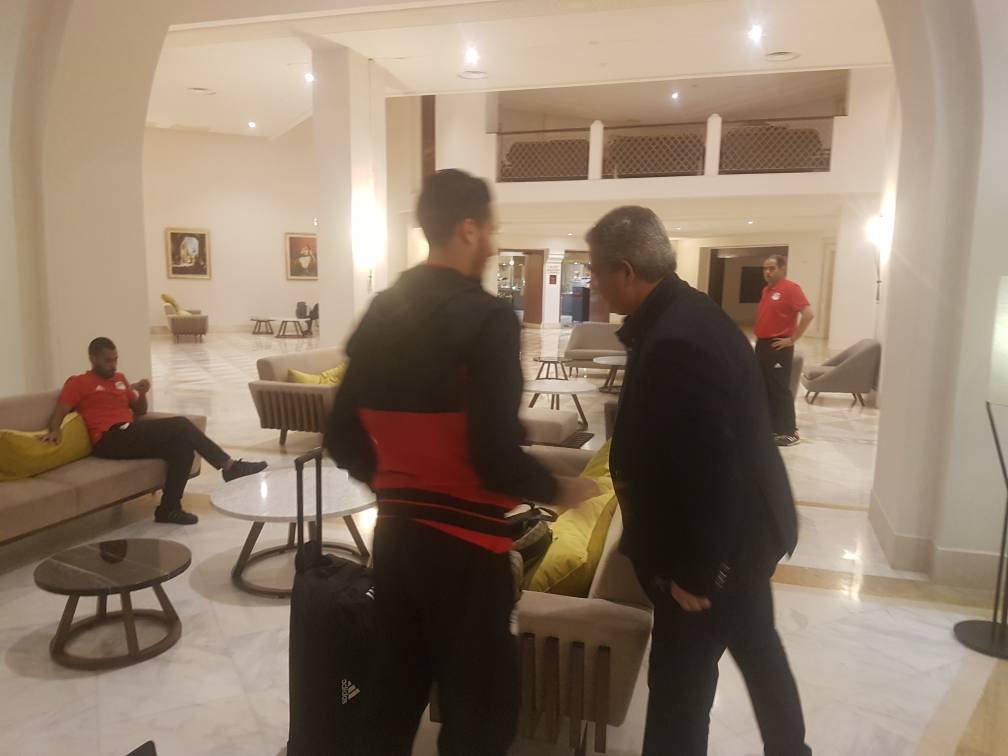 الوزير يواسى لاعبى المنتخب بعد مباراة تونس (2)
