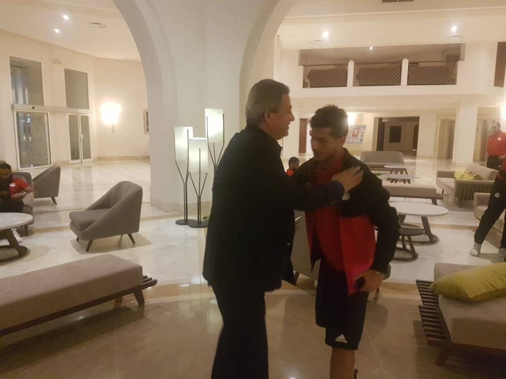الوزير يواسى لاعبى المنتخب بعد مباراة تونس (4)