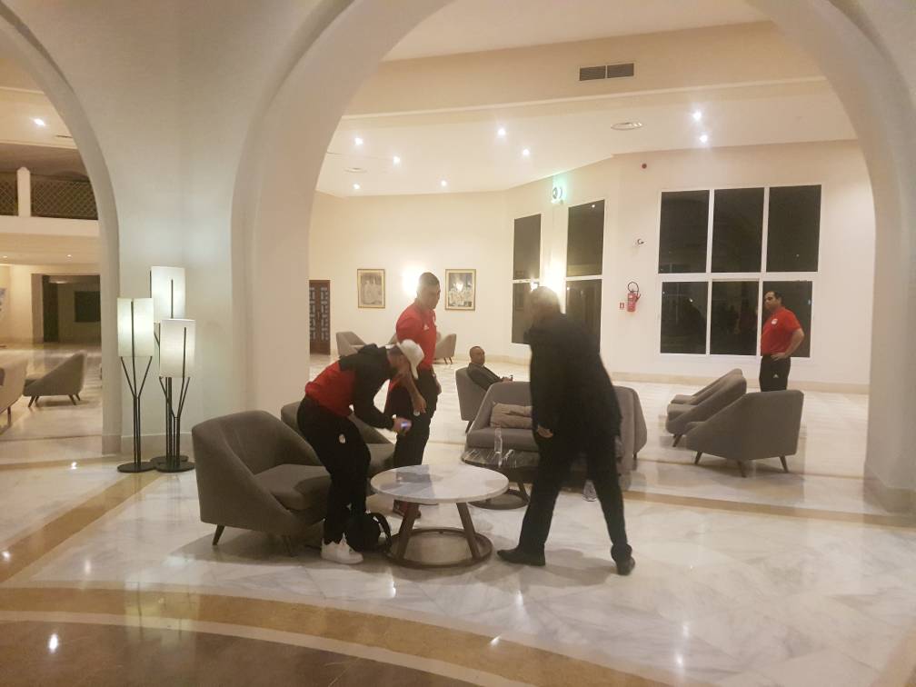 الوزير يواسى لاعبى المنتخب بعد مباراة تونس (11)
