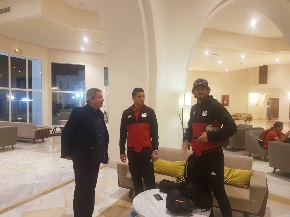 الوزير يواسى لاعبى المنتخب بعد مباراة تونس (13)