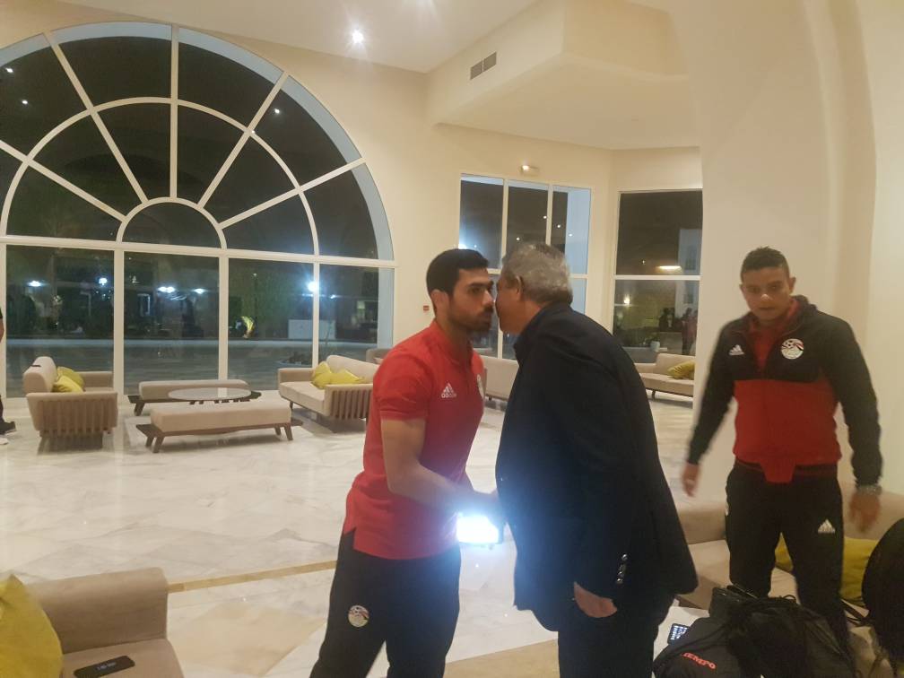 الوزير يواسى لاعبى المنتخب بعد مباراة تونس (14)