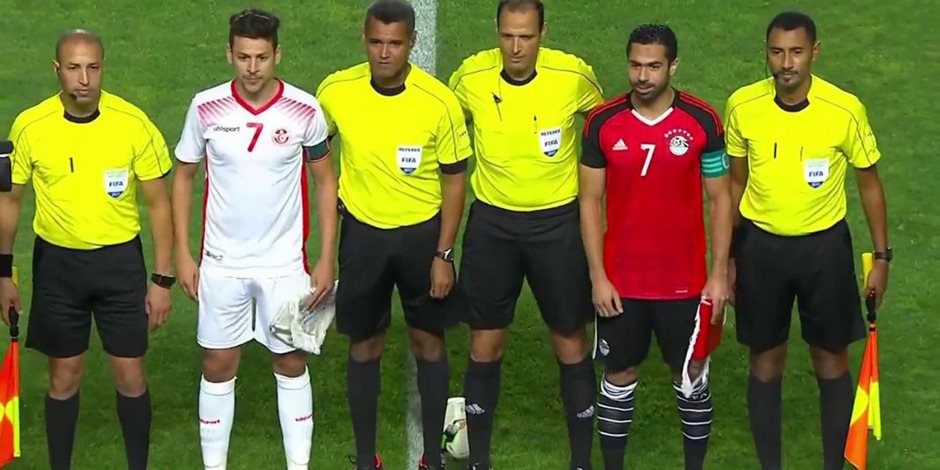 الاحرش مع كابتنى الفريقين الاحرش مع كابتنى الفريقين