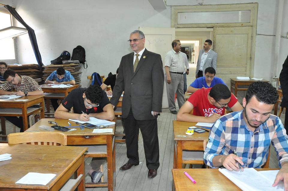 رئيس جامعة المنوفية يتفقد الامتحانات  (1)