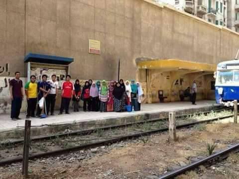 28288-الطلاب-على-الرصيف