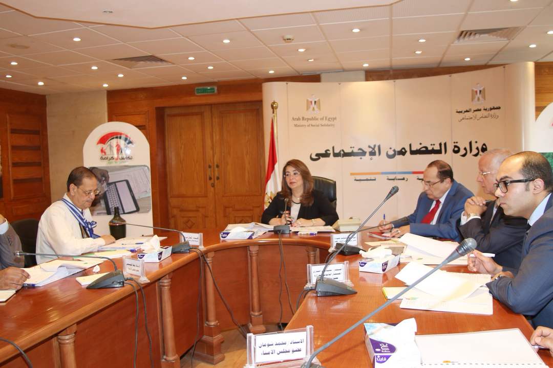 غادة والي ترأس اجتماع مجلس أمناء المؤسسة القومية  لتنمية الأسرة والمجتمع