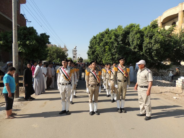 محافظ المنيا يتقدم الجنازة العسكرية لشهيد الواجب بملوي (1)