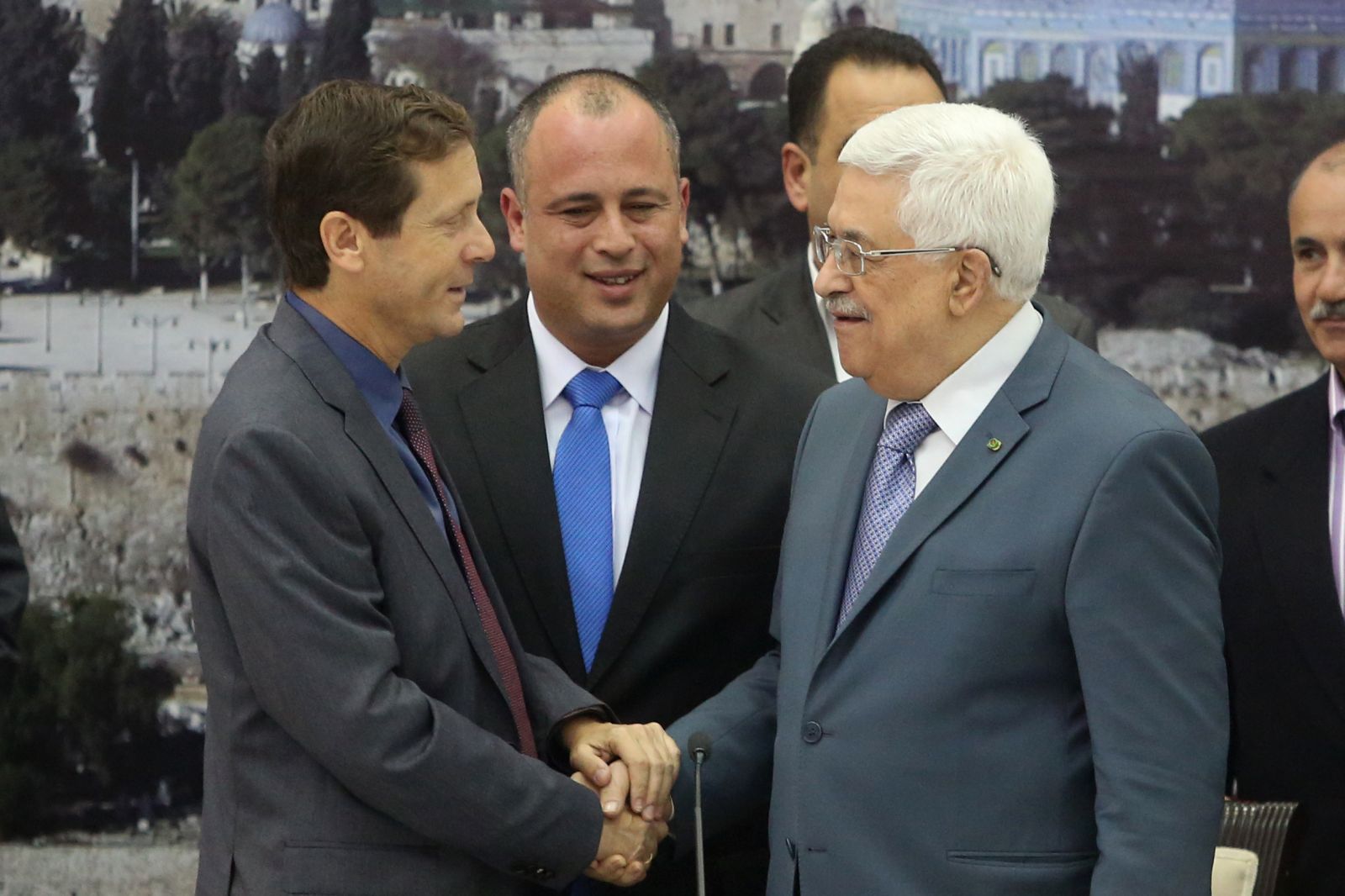 زعيم حزب العمل الإسرائيلي، يتسحاك هرتسوج مع محمود عباس أبو مازن