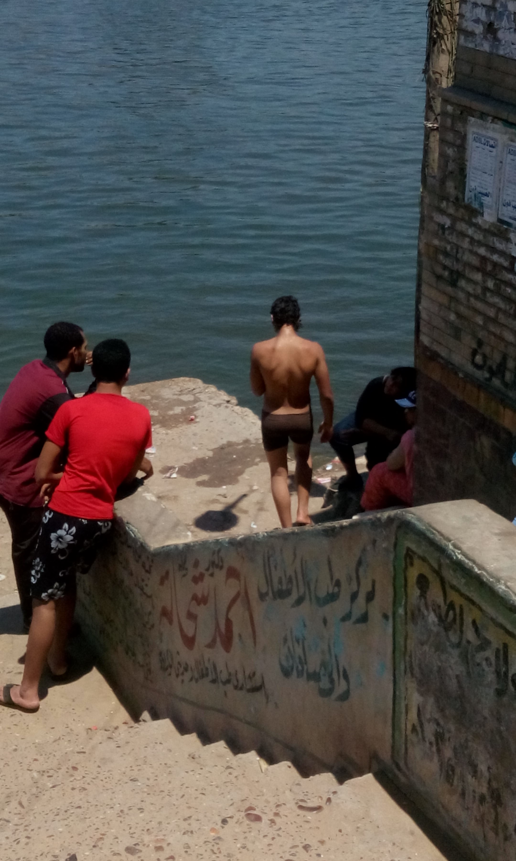 هروب الشباب على نهر النيل
