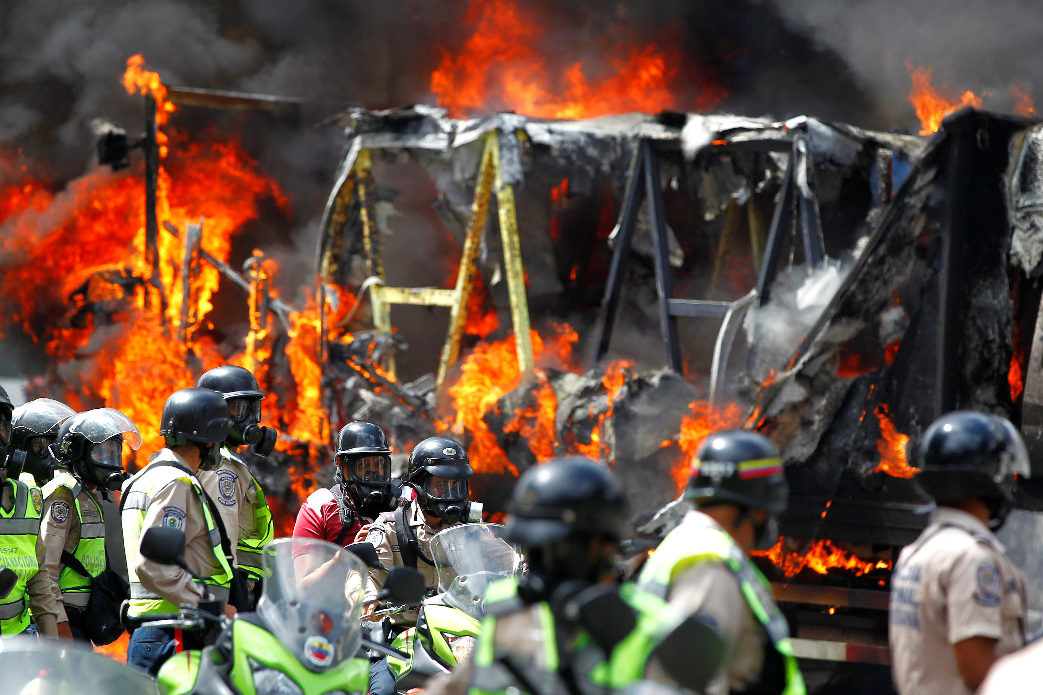 اشتعال النيران فى شاحنة والشرطة تفرق المحتجين