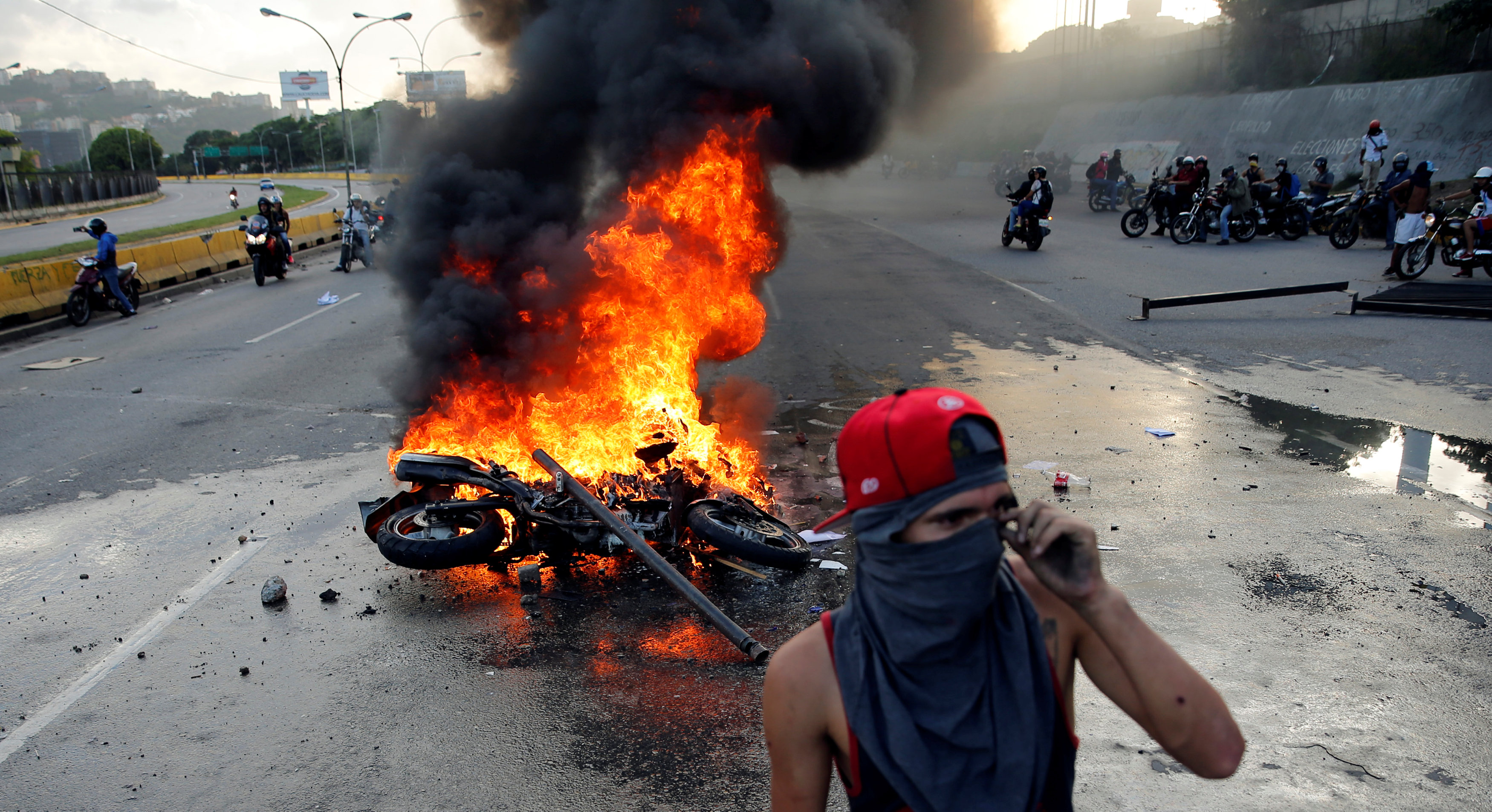 جانب من العنف فى فنزويلا وسط احتشاد المتظاهرين
