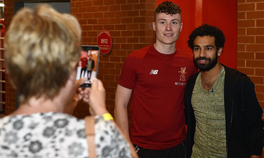 61998-مشجع-ليفربول-يلتقط-صورة-تذكارية-مع-محمد-صلاح
