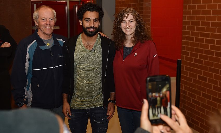 64330-محمد-صلاح-مع-جماهير-ليفربول