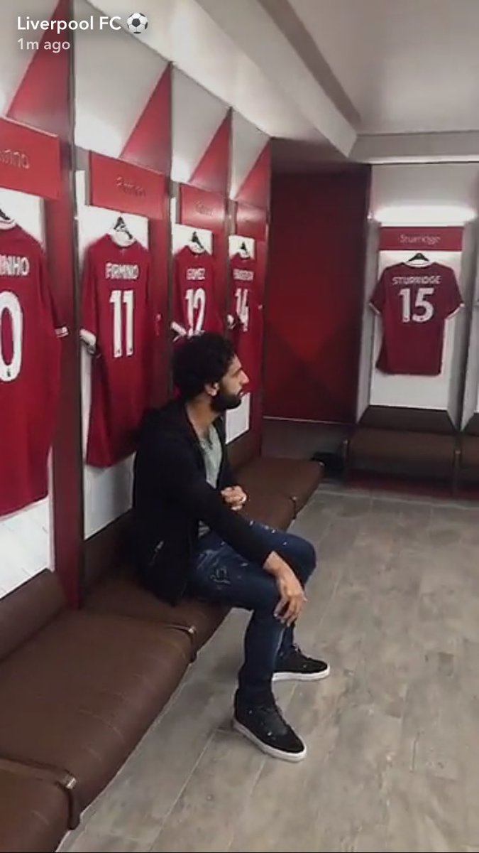 81402-محمد-صلاح-في-غرفة-الملابس