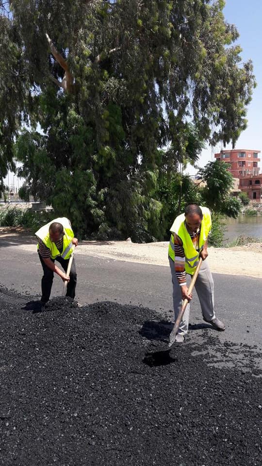 لصق ورق عاكس علي المحددات واعمال تخطيط بالخطاطة علي البارد.........