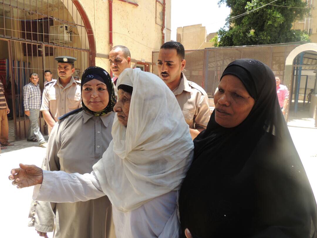 فتحية مع ابنتها بعد الافراج عنها