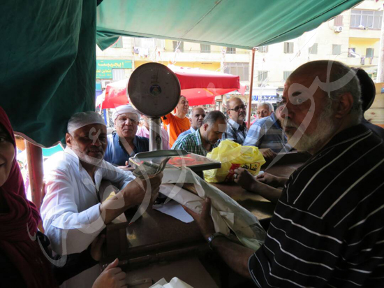 إقبال كثيف من المواطنين على شراء الفسيخ في العيد (10)
