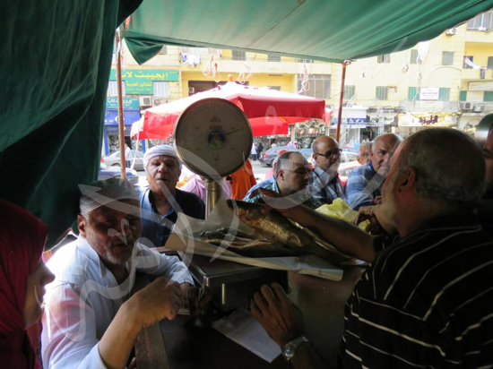 إقبال كثيف من المواطنين على شراء الفسيخ في العيد (7)