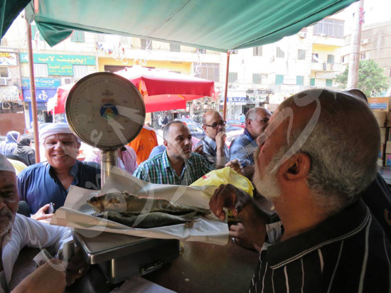 إقبال كثيف من المواطنين على شراء الفسيخ في العيد (4)