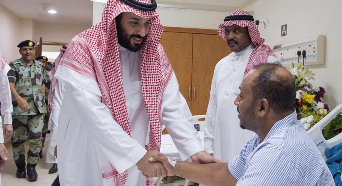محمد بن سلمان يصافح أحد المصابين محمد بن سلمان يصافح أحد المصابين