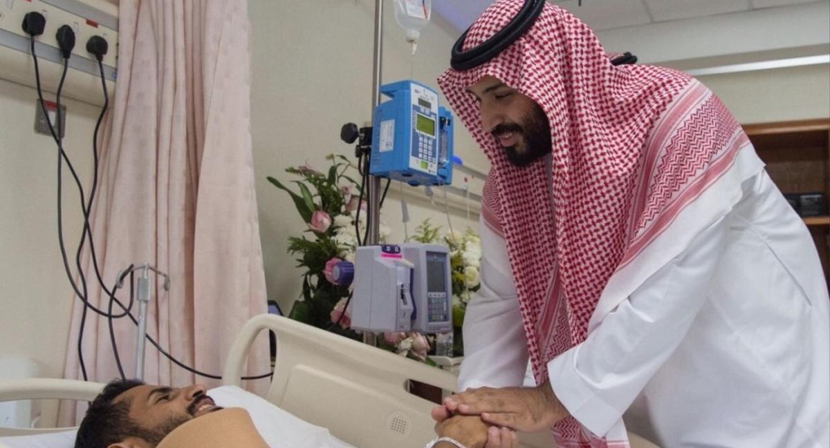 جانب من زيارة ولي العهد لمصابي رجال الأمن جانب من زيارة ولي العهد لمصابي رجال الأمن