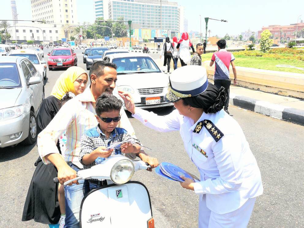 127208-الشرطة-توزع-كاب-على-الاطفال-فى-شوارع-القاهرة-احتفالا-بعيد-الفطر--(6)