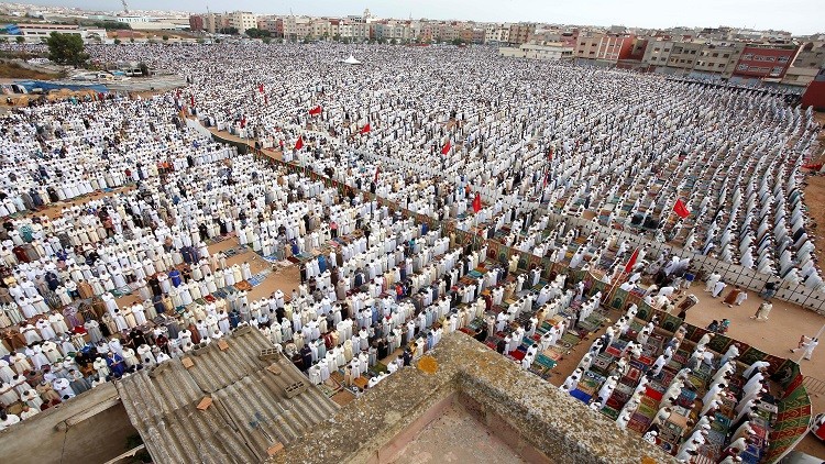 حشود المواطنين يؤدون صلاة العيد بالمغرب