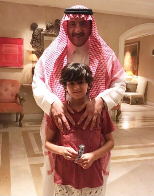 ولي العهد السعودي السابق محمد بن نايف مع أحد أحفاده