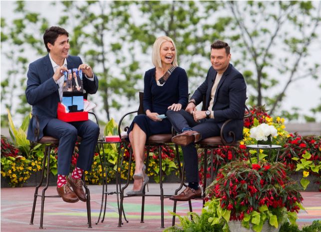 جاستن ترودو أثناء مقابلة تلفزيونية يرتدي جوارب مزخرفة بأوراق نبات القيقب