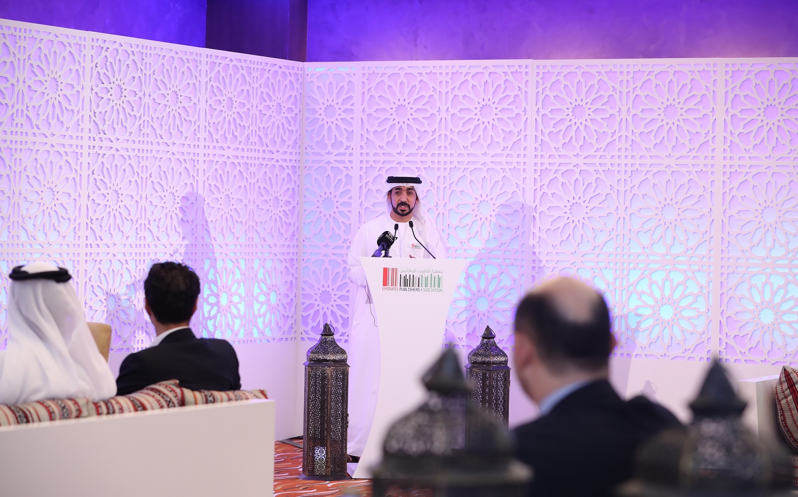 راشد الكوس المدير التنفيذي لجمعية الناشرين الإماراتيين خلال كلمته التي ألقاها في الأمسية الرمضانية