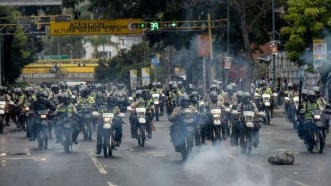 عناصر الشرطة الفنزويلية يستقلون الدراجات البخارية
