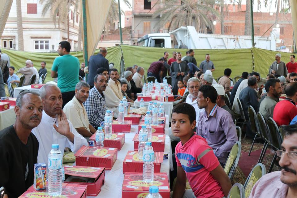 4- المشاركون في الافطار الجماعي من الأهالي