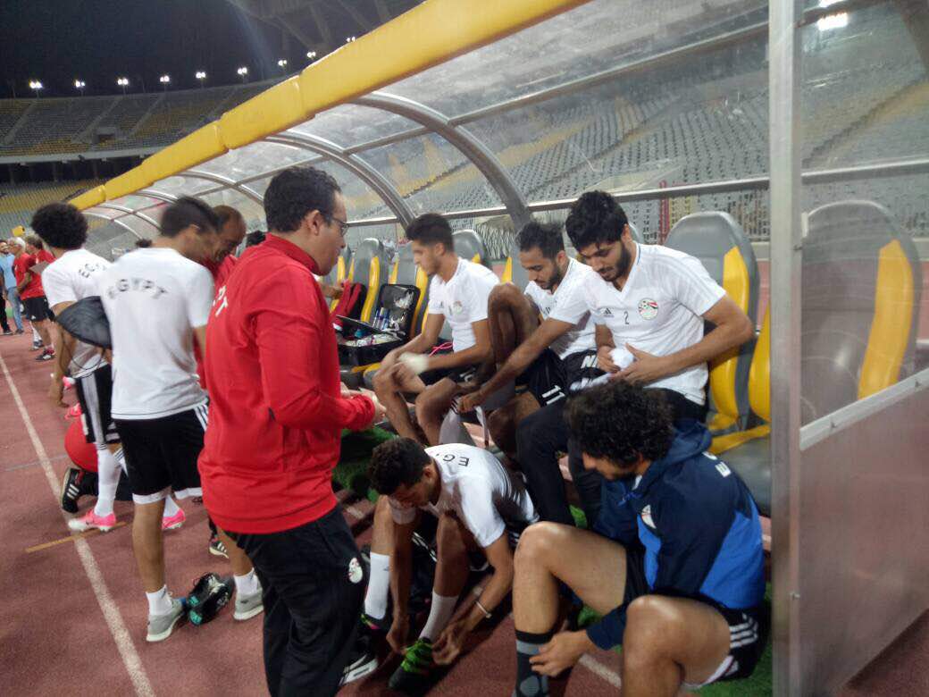 88401-طبيب-المنتخب-مع-اللاعبين 88401-طبيب-المنتخب-مع-اللاعبين