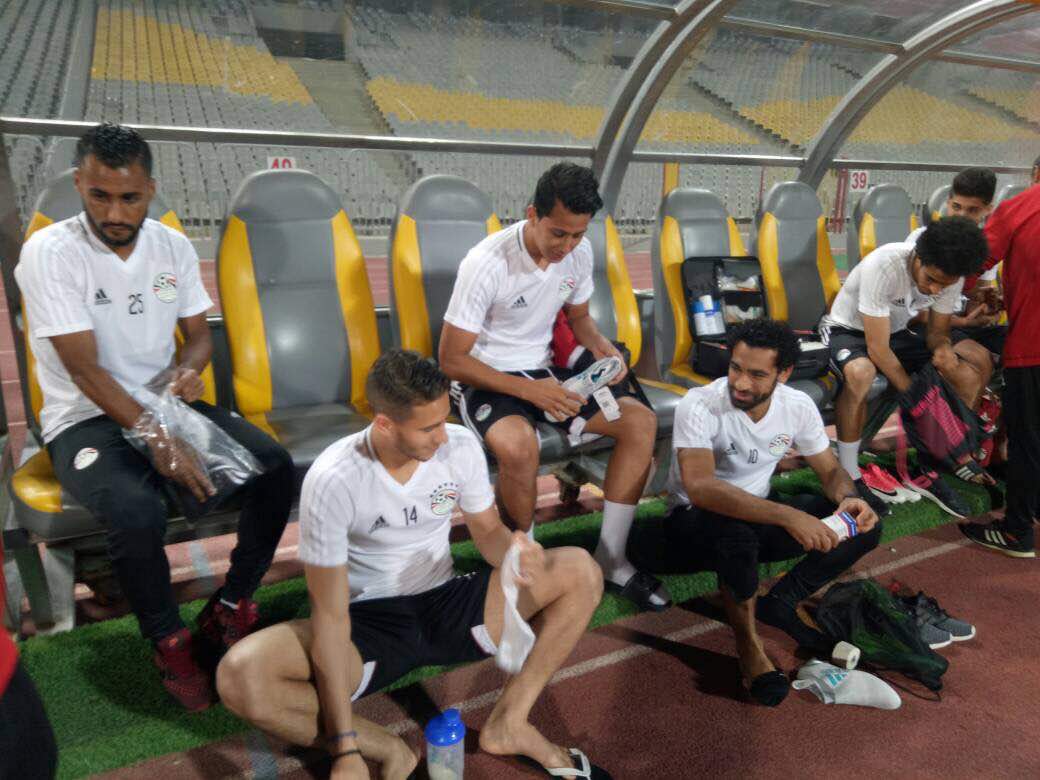 92717-محمد-صلاح-يداعب-رمضان-صبحى-قبل-المران 92717-محمد-صلاح-يداعب-رمضان-صبحى-قبل-المران