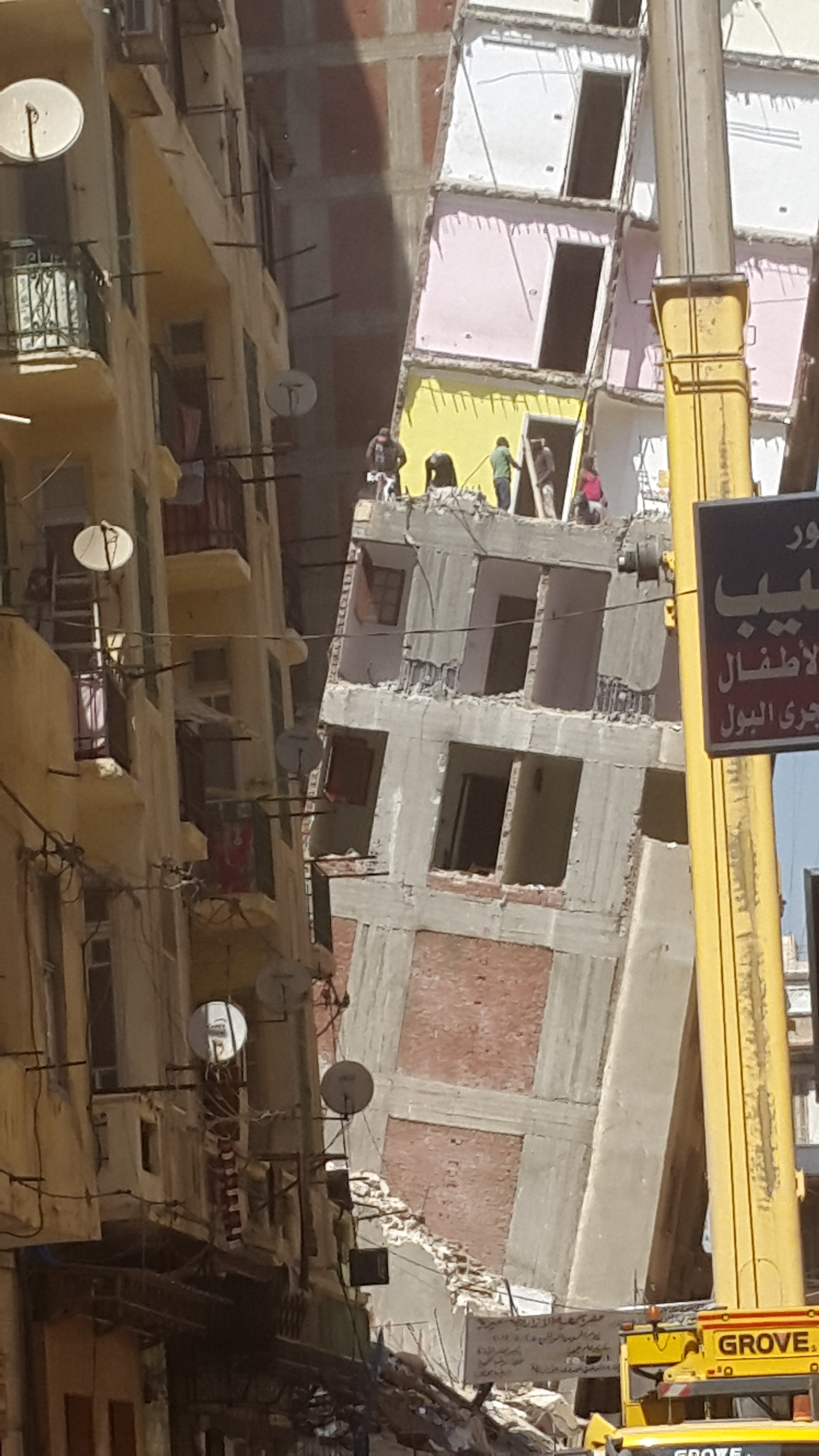 استمرار العمل في إزالة برج الأزاريطة المائل بالإسكندرية (3)