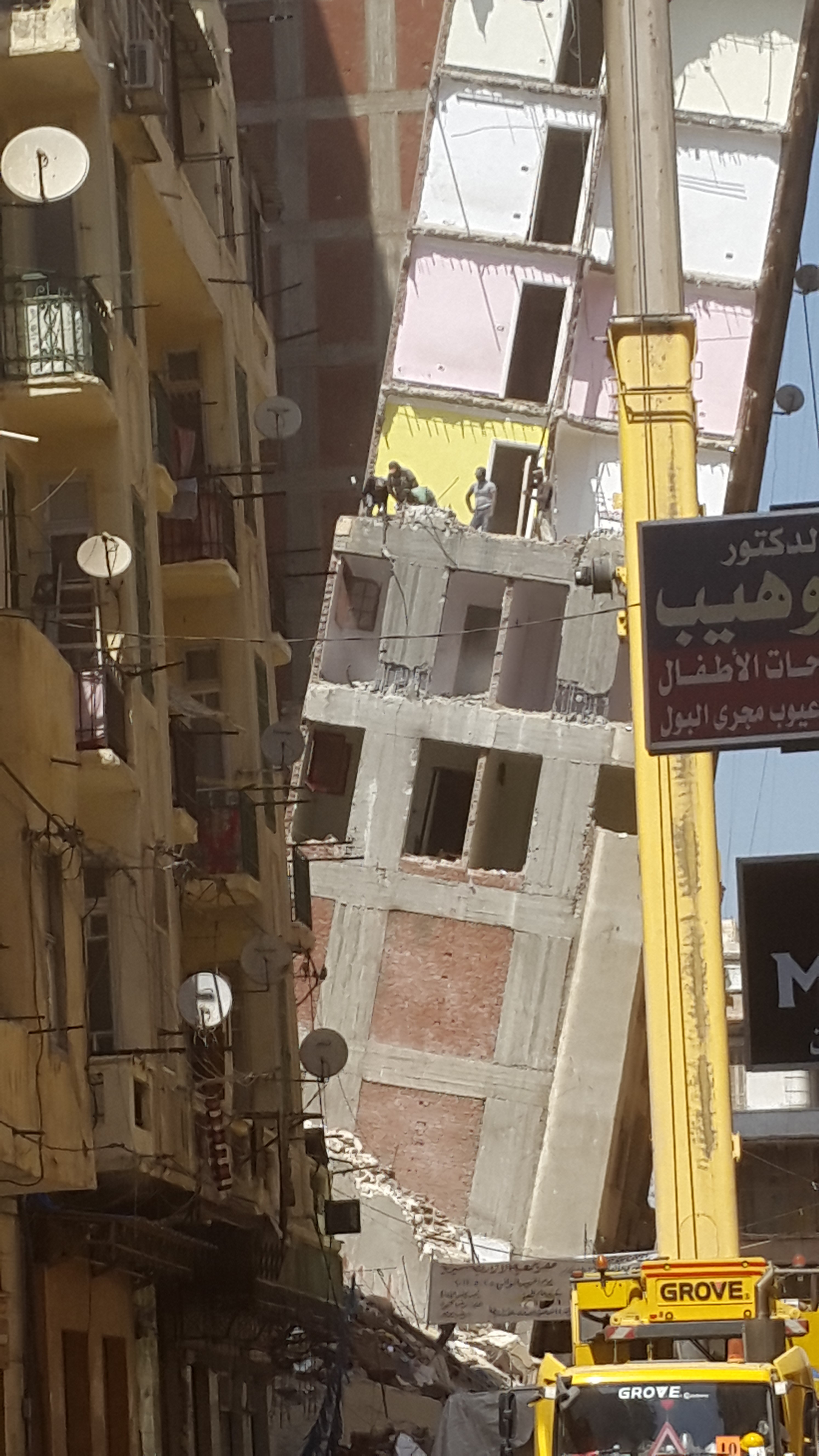استمرار العمل في إزالة برج الأزاريطة المائل بالإسكندرية (5)