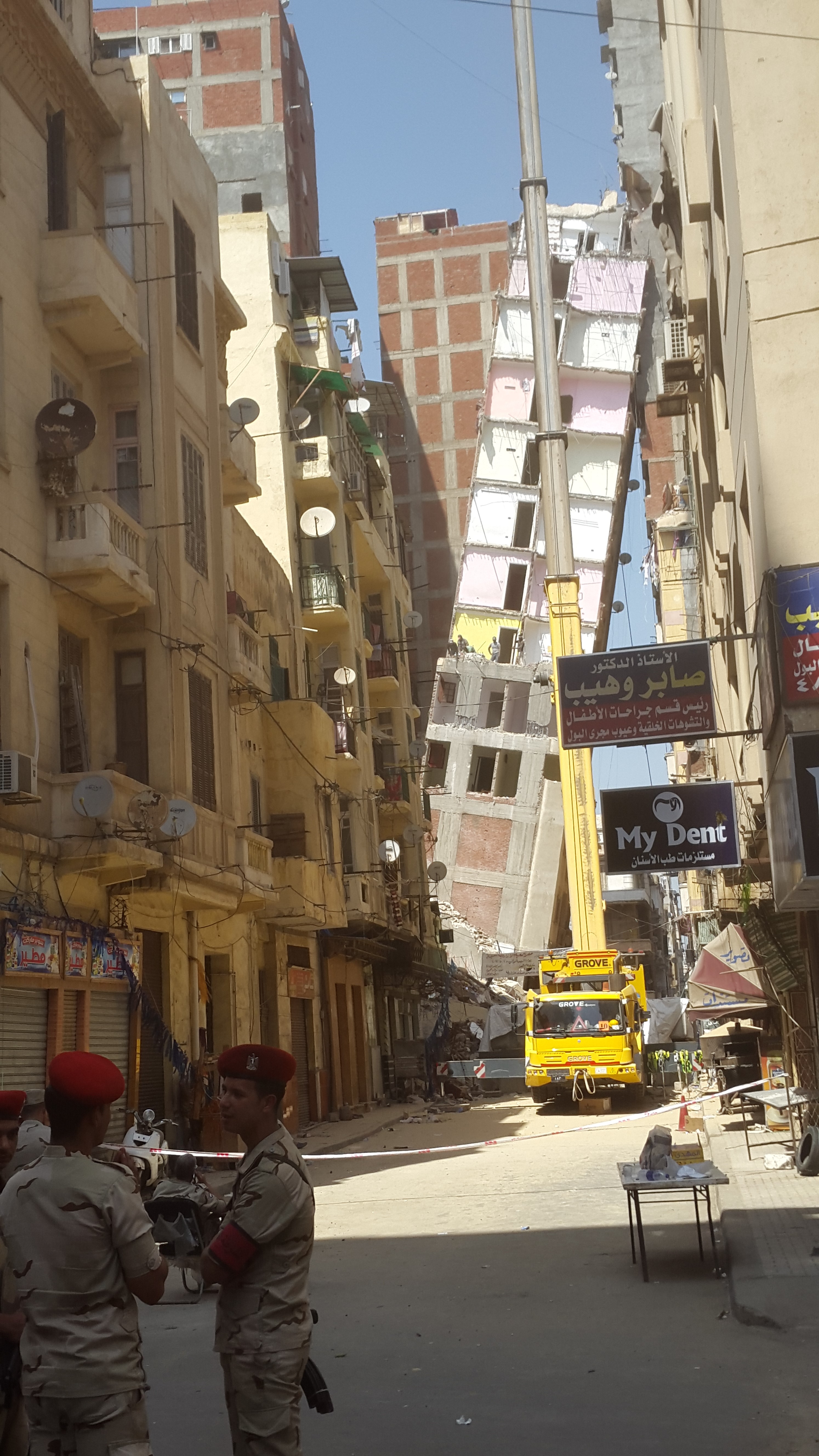 استمرار العمل في إزالة برج الأزاريطة المائل بالإسكندرية (4)