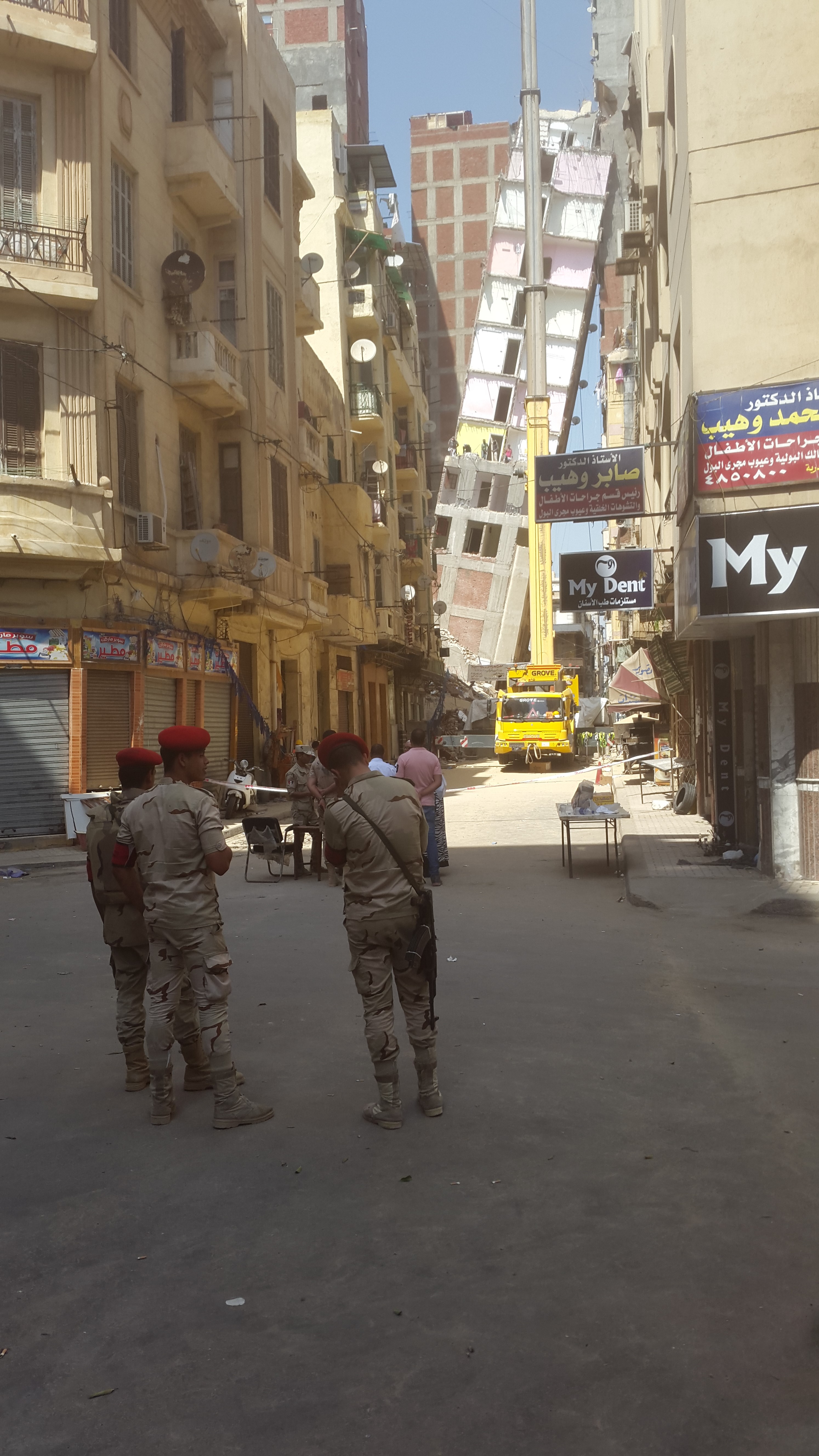استمرار العمل في إزالة برج الأزاريطة المائل بالإسكندرية (1)