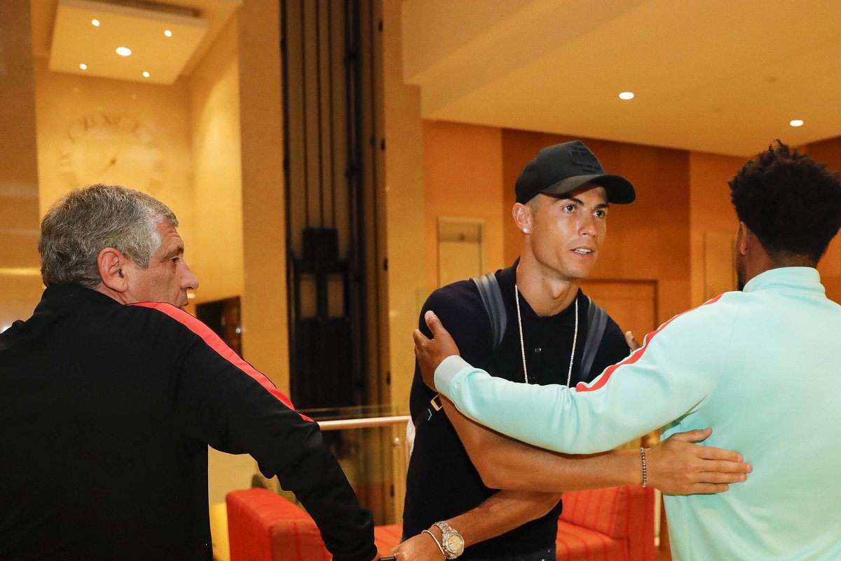 125527-رونالدو-يصافح-أحد-زملائه-فى-المنتخب 125527-رونالدو-يصافح-أحد-زملائه-فى-المنتخب