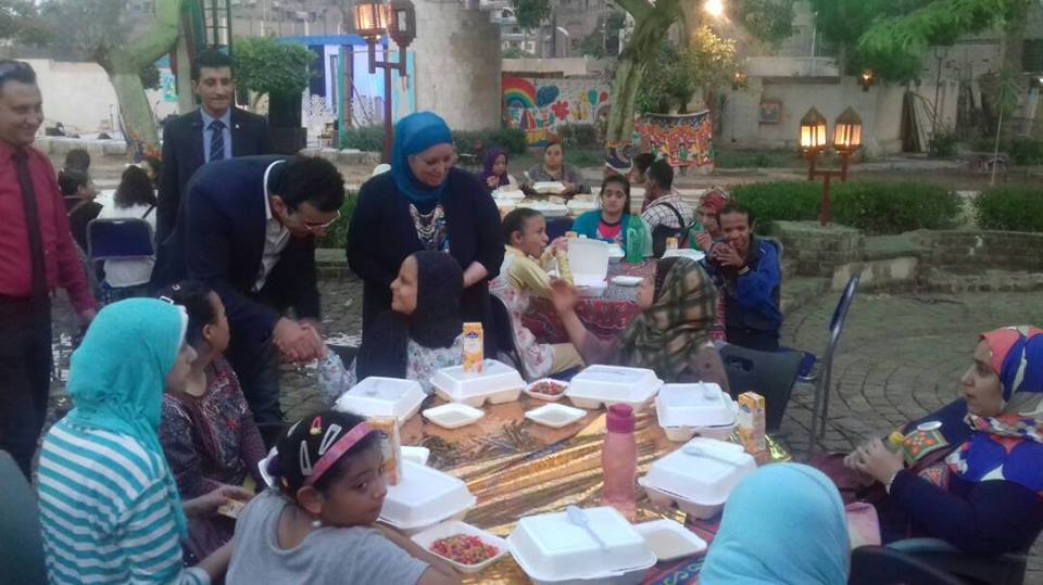 أمين المجلس الأعلى يتفقد فعاليات الحديقة الثقافية فى السيدة زينب ويحضر مائدة ذوى الاحتياجات الخاصة (5)