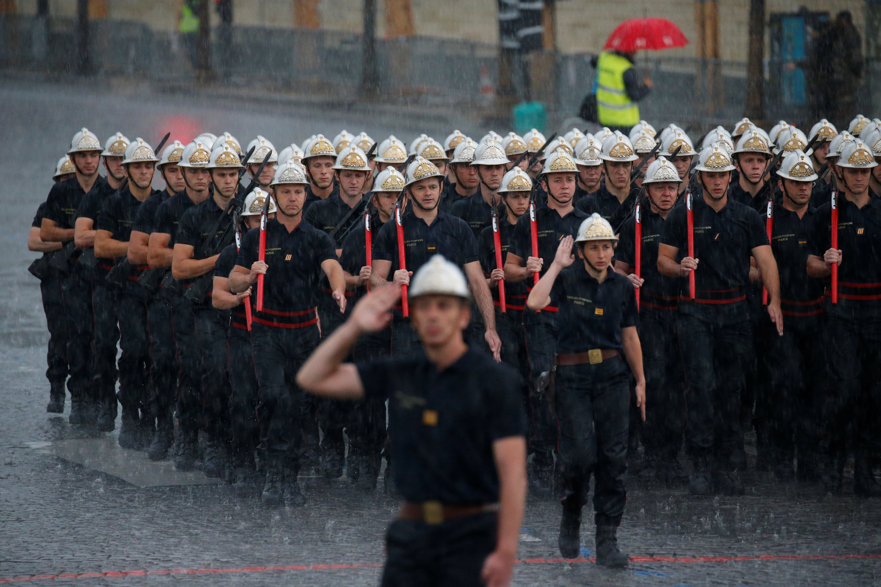 رجال الإطفاء يؤدون التحية العسكرية خلال البروفات