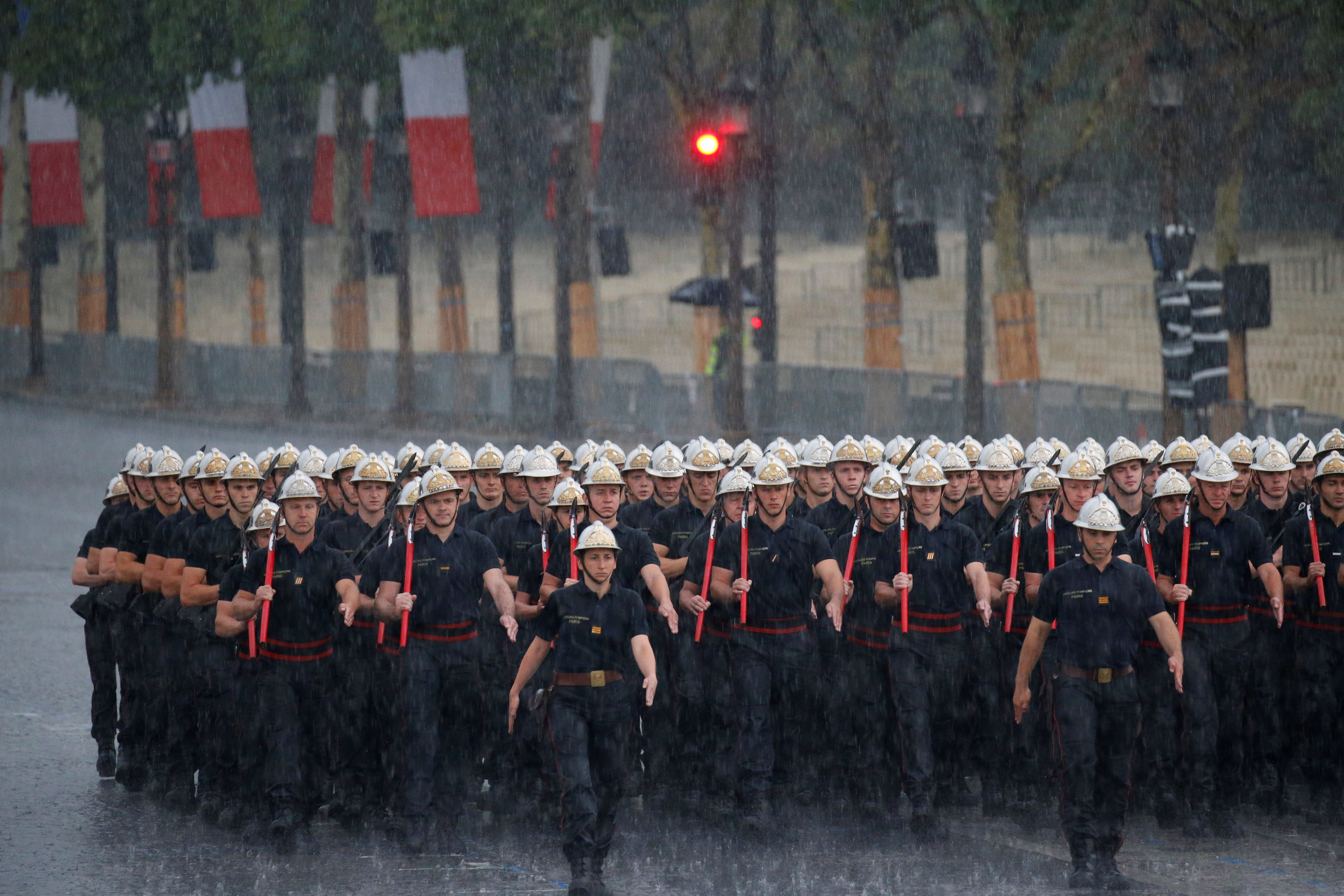 بروفات العرض العسكرى وسط هطول الأمطار فى باريس