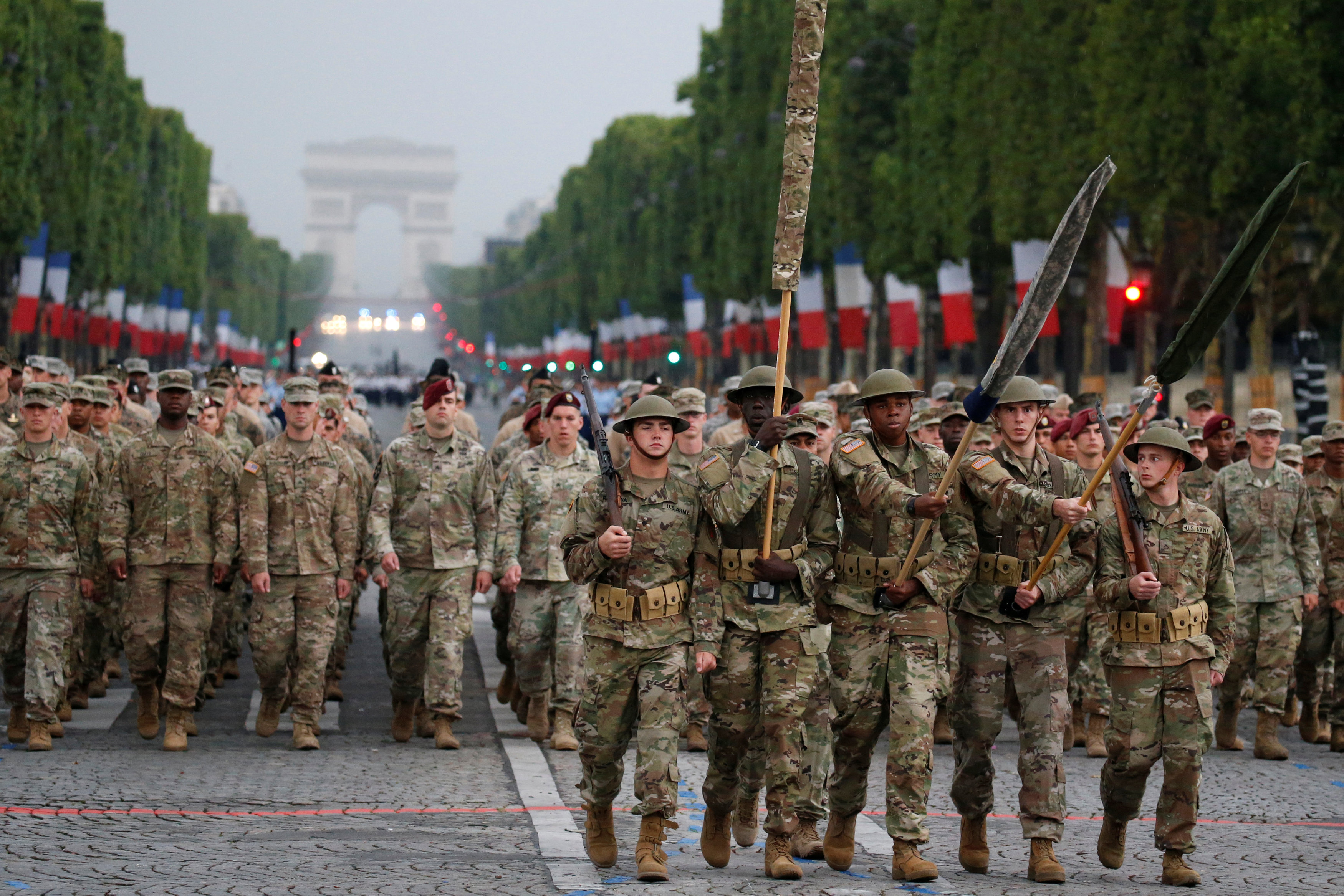 القوات الامريكية تشارك فى احتفالات فرنسا بكسر الملكية