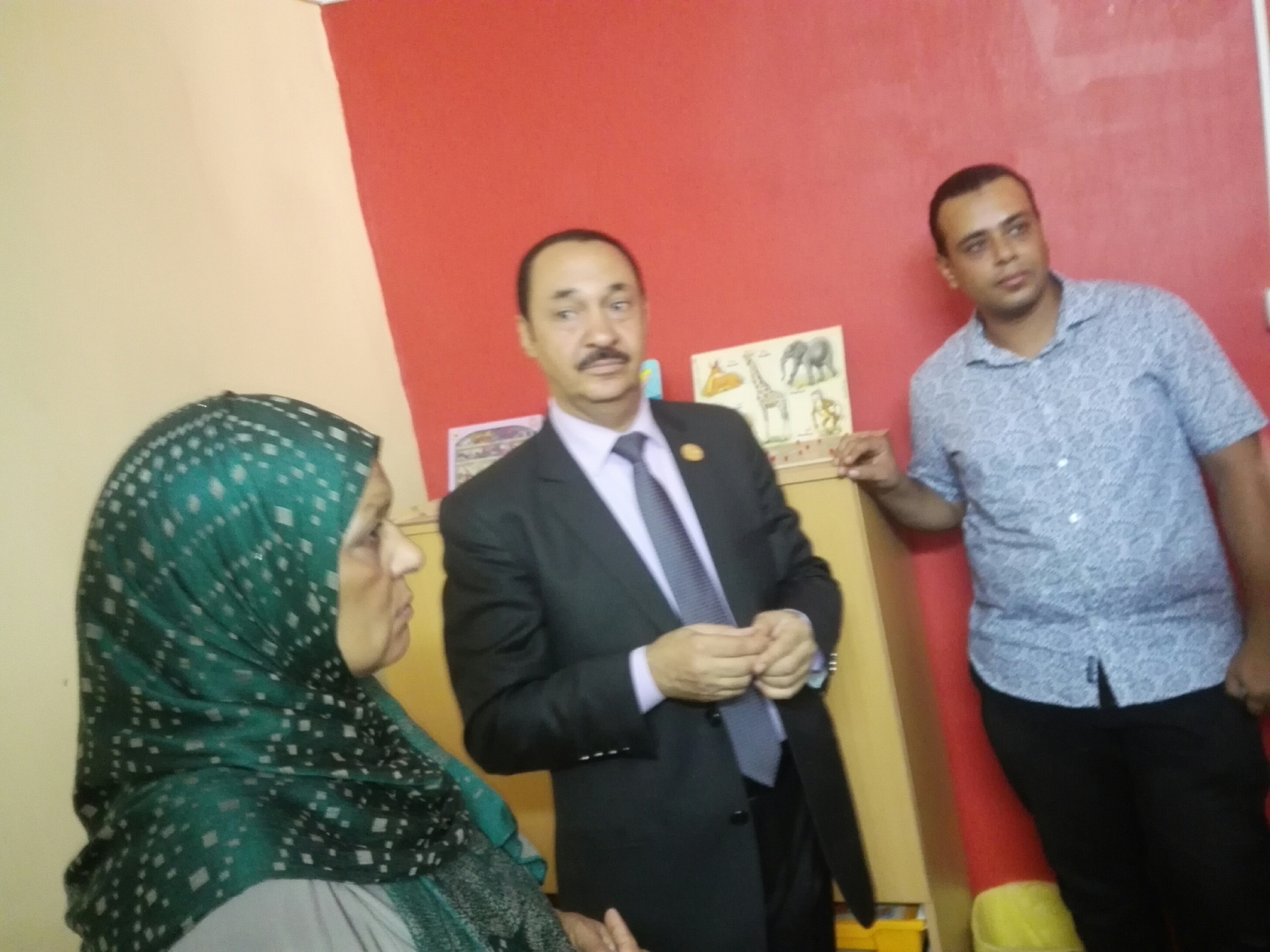 5- النويشى ونائب رئيس المدينة يستمع الى شرح مدير فرع الجمعية 5- النويشى ونائب رئيس المدينة يستمع الى شرح مدير فرع الجمعية